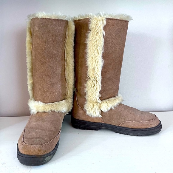 UGG chestnut Women's Sundance II Revival Boot 9 - Picture 1 of 8